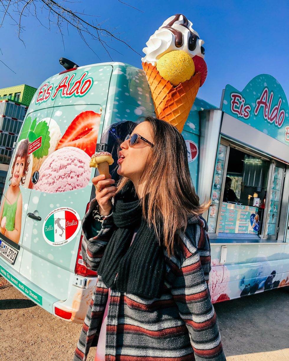 Frau schleckt Eis und lacht