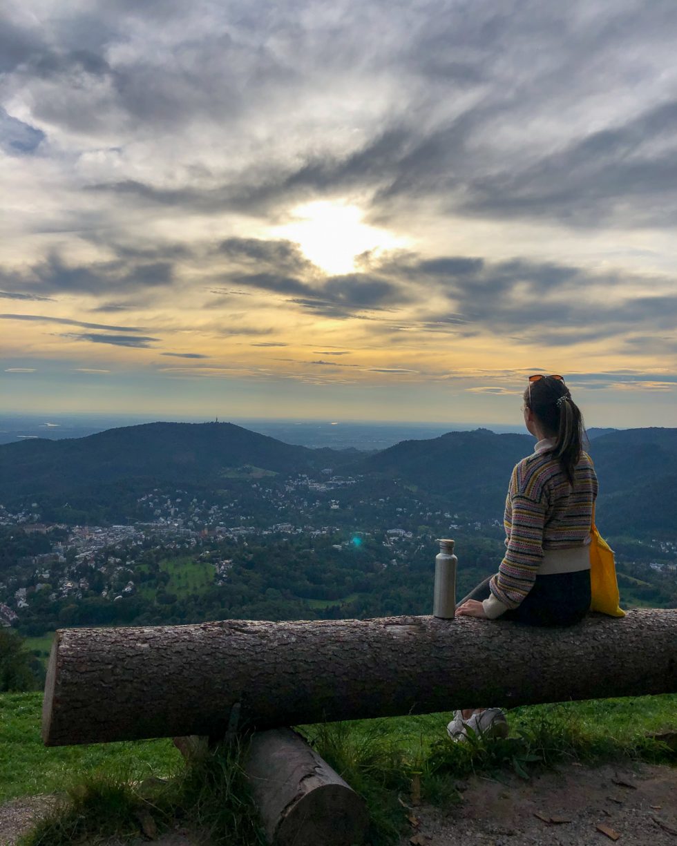 Cathy sitzt am Berg